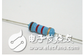 金属膜精密电阻器是膜式精密电阻器(Film Resistors)中的一种。它是采用高温真空镀膜技术将镍铬或类似的合金紧密附在瓷棒表面形成皮膜,经过切割调试阻值,以达到最终要求的精密阻值,然后加适当接头切割,并在其表面涂上环氧树脂密封保护而成的。由于它是引线式精密电阻,方便手工安装及维修,用在大部分家电、通讯、仪器仪表上。