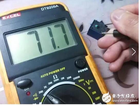 将”L”、“E”端子短接,流过电流线圈L1的电流最大。指针按逆时针方向转到最大位置,此位置应是“0”值位置。当“L”、“E”端子间开路时,电流线圈L1中没有电流流过,只有电压线圈L2中有电流流过,于是指针按顺时针方向转到最大位置,并指“∞”,即被测精密电阻RX为无穷大。这种方法在现场可用于简单判断兆欧表正常与否。注意短接“L”、“E”端子的时间不宜很长。