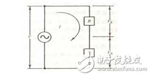 以SnO2气敏元件为例,它是由0.1--10um的晶体集合而成,这种晶体是作为N型半导体而工作的。在正常情况下,是处于氧离子缺位的状态。当遇到离解能较小且易于失去电子的可燃性气体分子时,电子从气体分子向半导体迁移,半导体的载流子浓度增加,因此电导率增加。而对于P型半导体来说,它的晶格是阳离子缺位状态,当遇到可燃性气体时其电导率则减小。